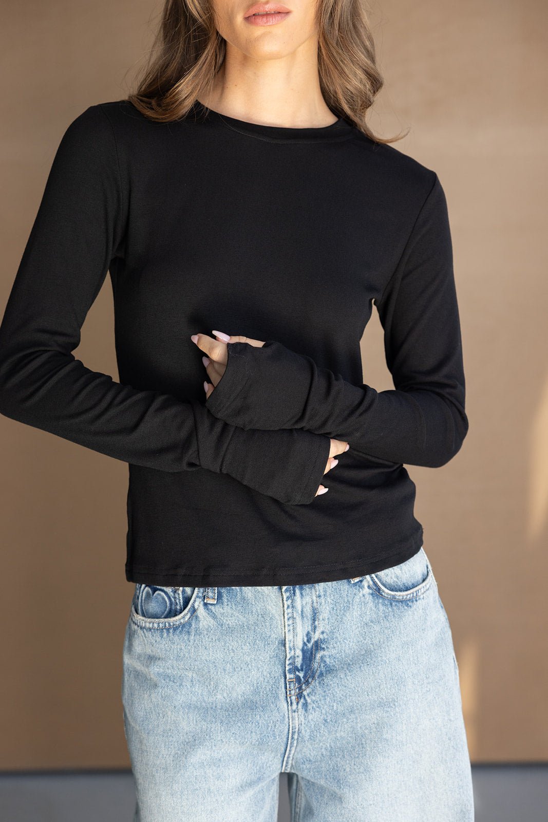 חולצת נשים ארוכה בצבע שחור עם חורים לאגודלים, ג'ינס גבוה בהיר, אופנת קז'ואל לנערות