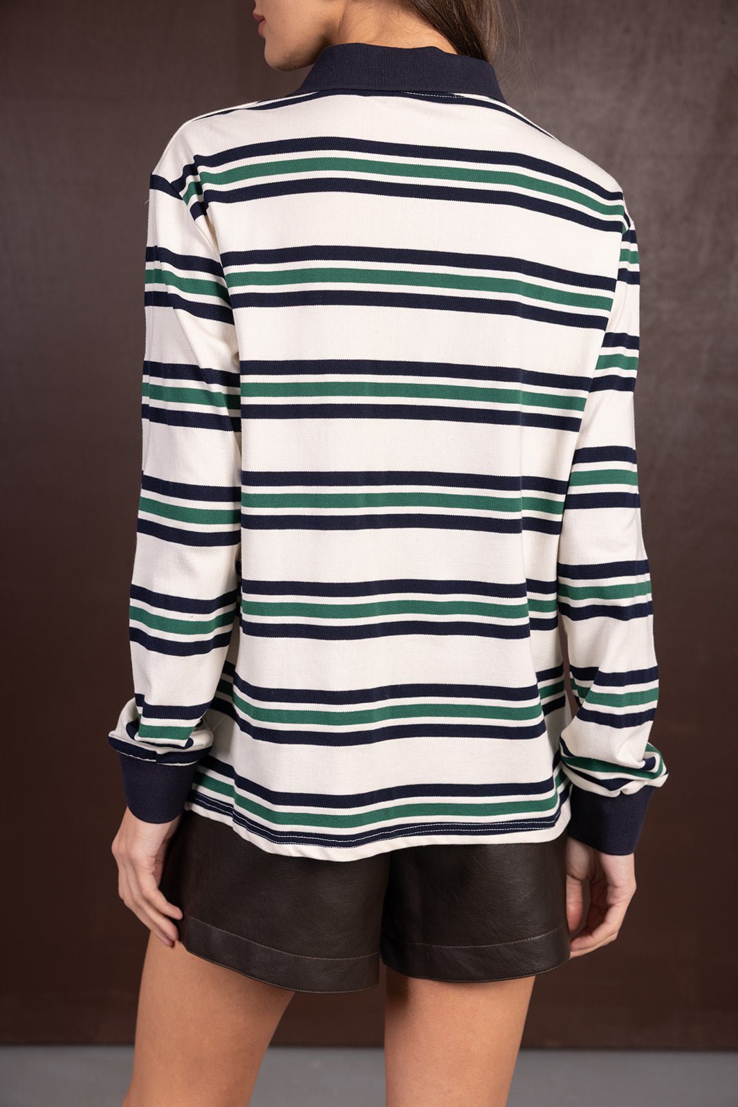 חולצת נשים פסים ארוכים בצבעי לבן, ירוק וכחול עם מכנס קצר שחור