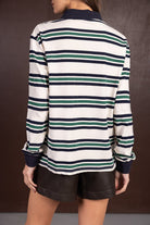 חולצת נשים פסים ארוכים בצבעי לבן, ירוק וכחול עם מכנס קצר שחור