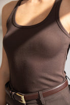 גופיית נשים צמודה בצבע חום שוקולד עם מכנסיים וחגורה חומה, אופנה קז'ואל לנשים