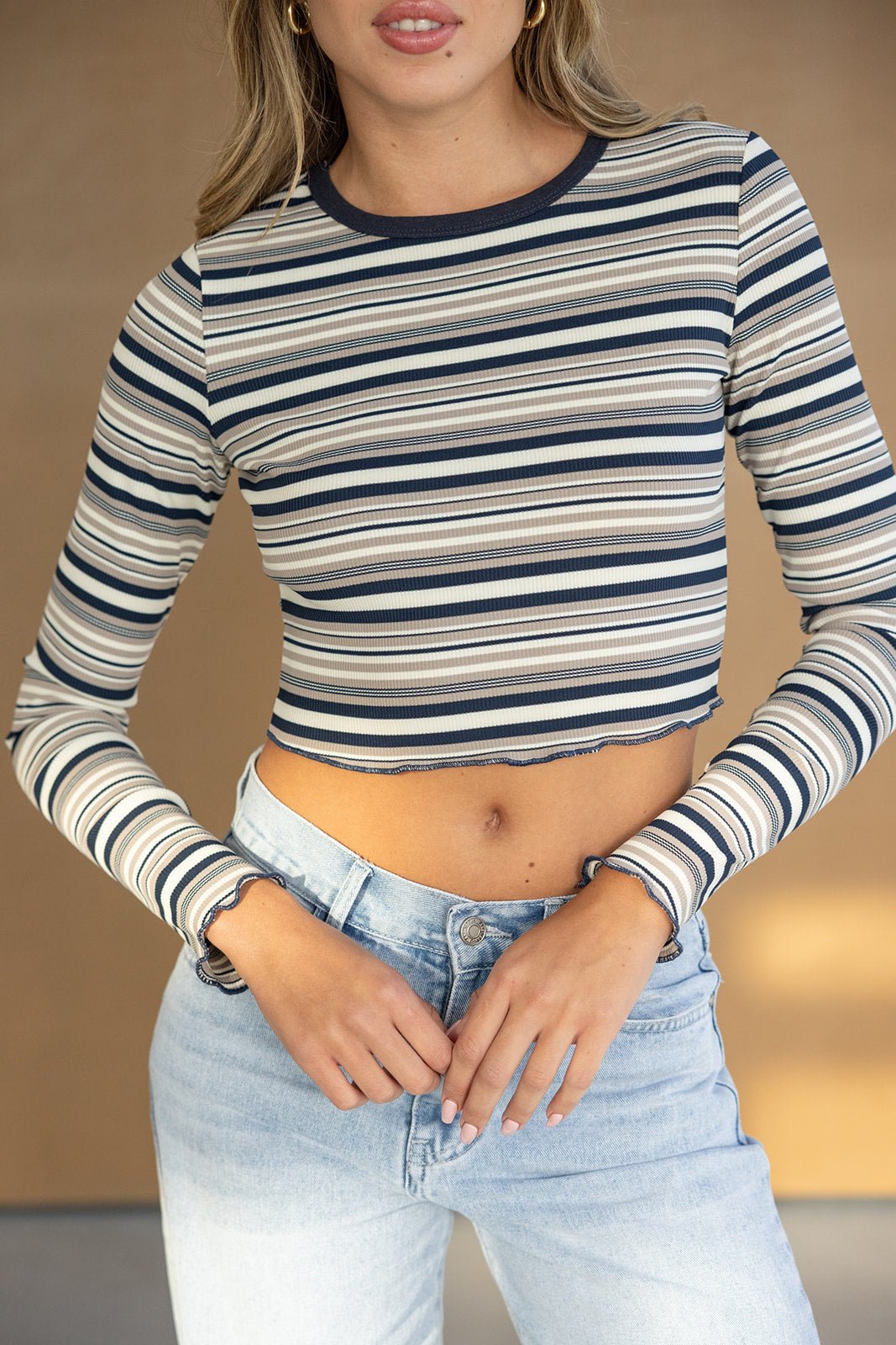 חולצת קרופ פסים בגווני כחול ואפור עם שרוולים ארוכים בשילוב ג'ינס בהיר לאופנת נשים