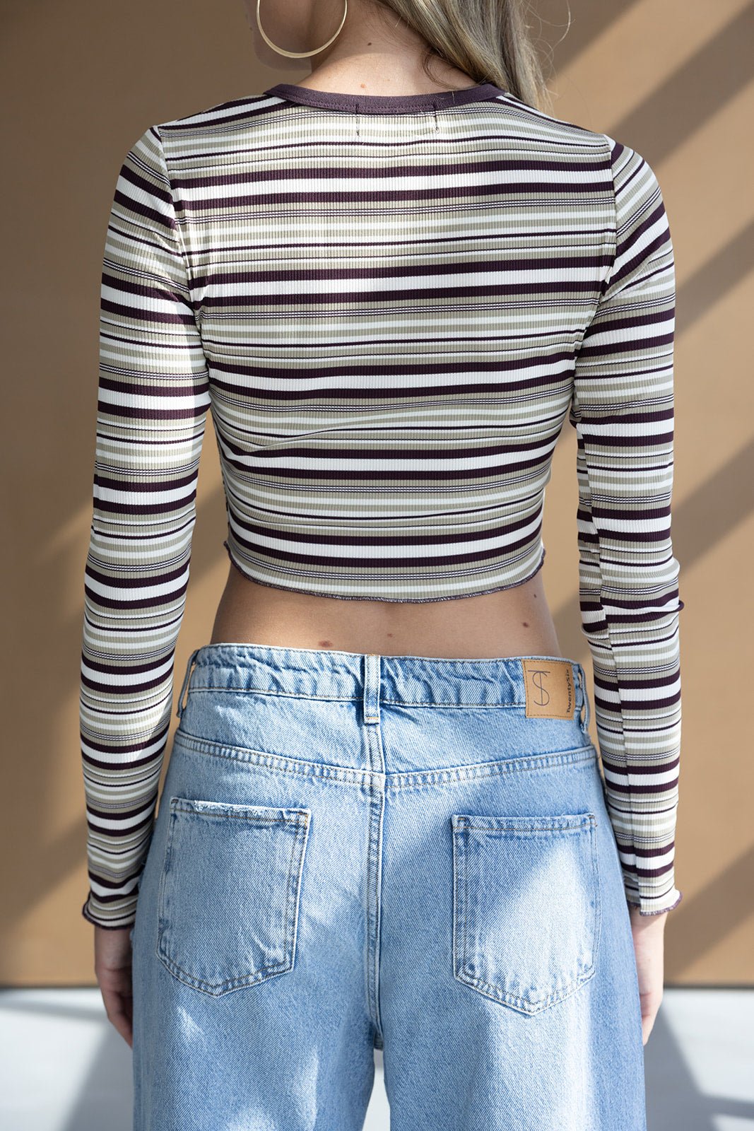 חולצת קרופ פסים ארוכה בצבעים סגול ולבן עם ג'ינס כחול גבוה לנשים