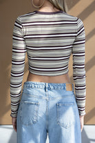 חולצת קרופ פסים ארוכה בצבעים סגול ולבן עם ג'ינס כחול גבוה לנשים