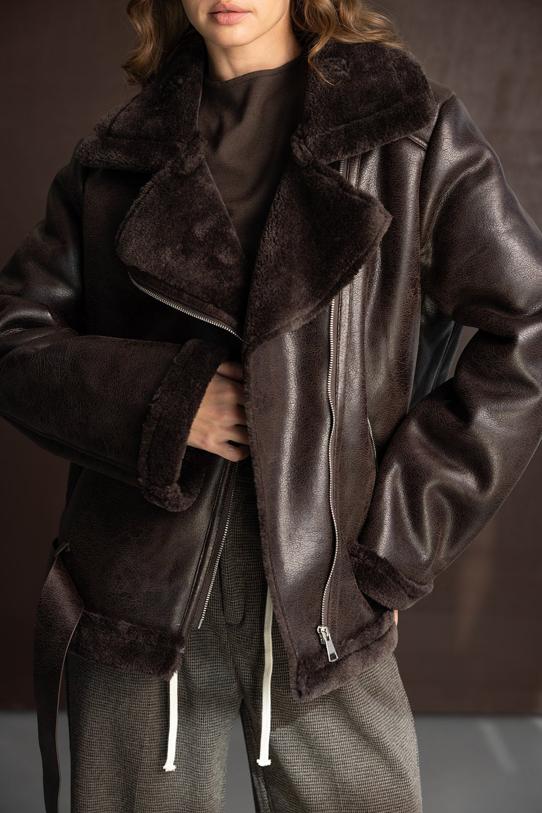 מעיל עור אופנתי לנשים בגוון חום כהה עם פרווה, גזרה רחבה ומראה טרנדי לחורף