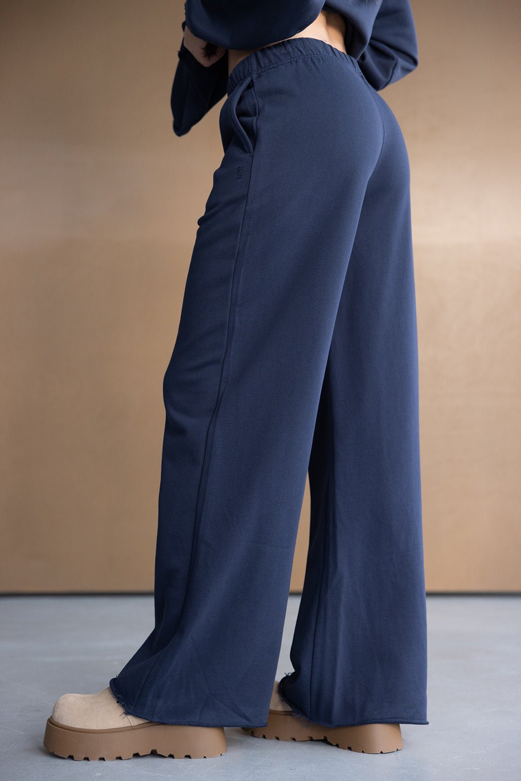 מכנסי נשים כחולים בגזרה רחבה, עם גומי במותן ונעלי פלטפורמה בז'