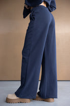 מכנסי נשים כחולים בגזרה רחבה, עם גומי במותן ונעלי פלטפורמה בז'