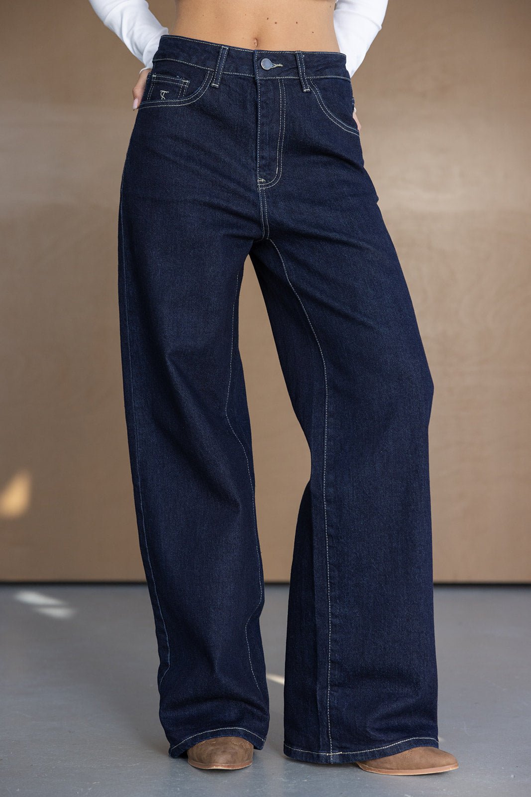 ג'ינס נשים בגזרה גבוהה ורחבה בצבע כחול כהה, סטייל אופנתי לנערות