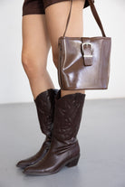 מגפי בוקרים חומים ותיק צד חום מעור לנשים, מראה שיק אופנתי