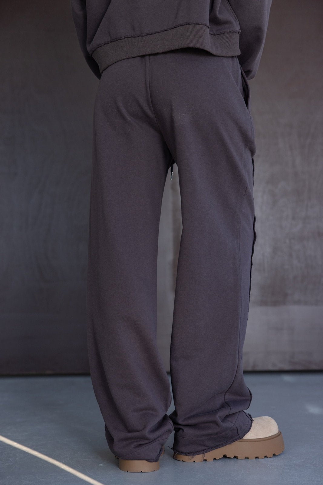 מכנסי טרנינג שחורים לנשים בגזרה רחבה, בד רך ונעים, אופנת רחוב צעירה