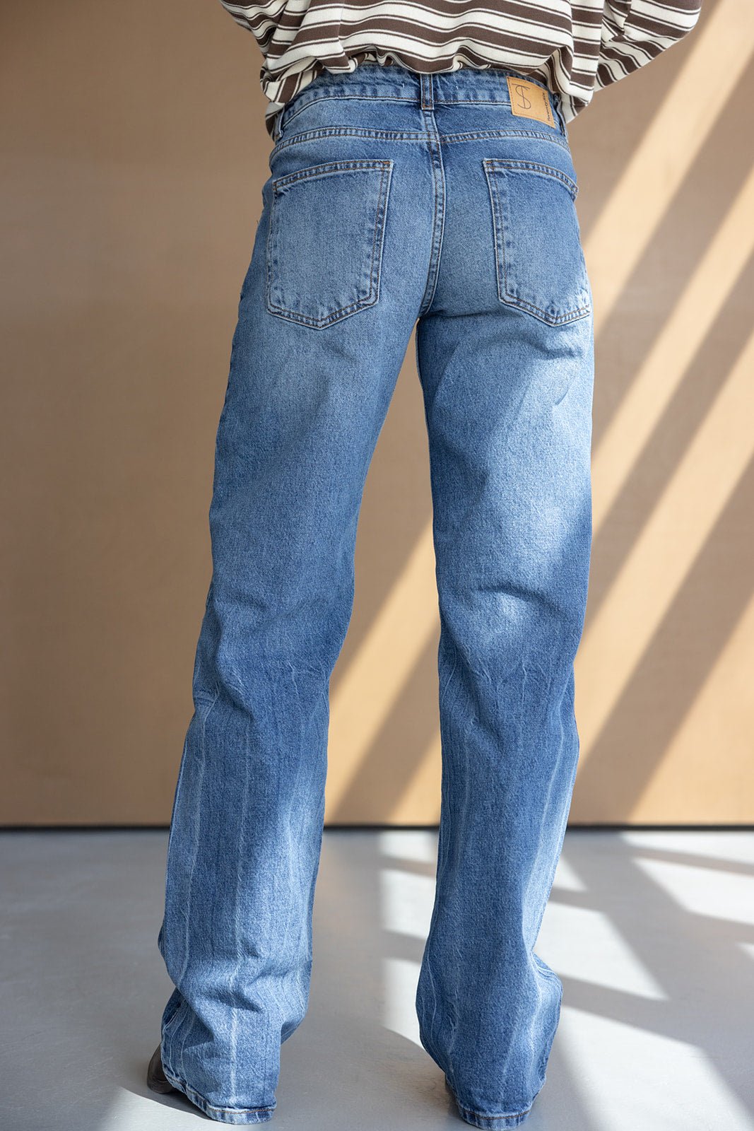 ג'ינס בגזרת רגל רחבה לנשים, דנים כחול קלאסי, תווית אחורית על גבי הכיס