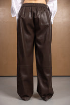 מכנסיים רחבים מנשים דמוי עור חום כהה עם גומי במותן וכיס אחורי, אופנה טרנדית לנערות