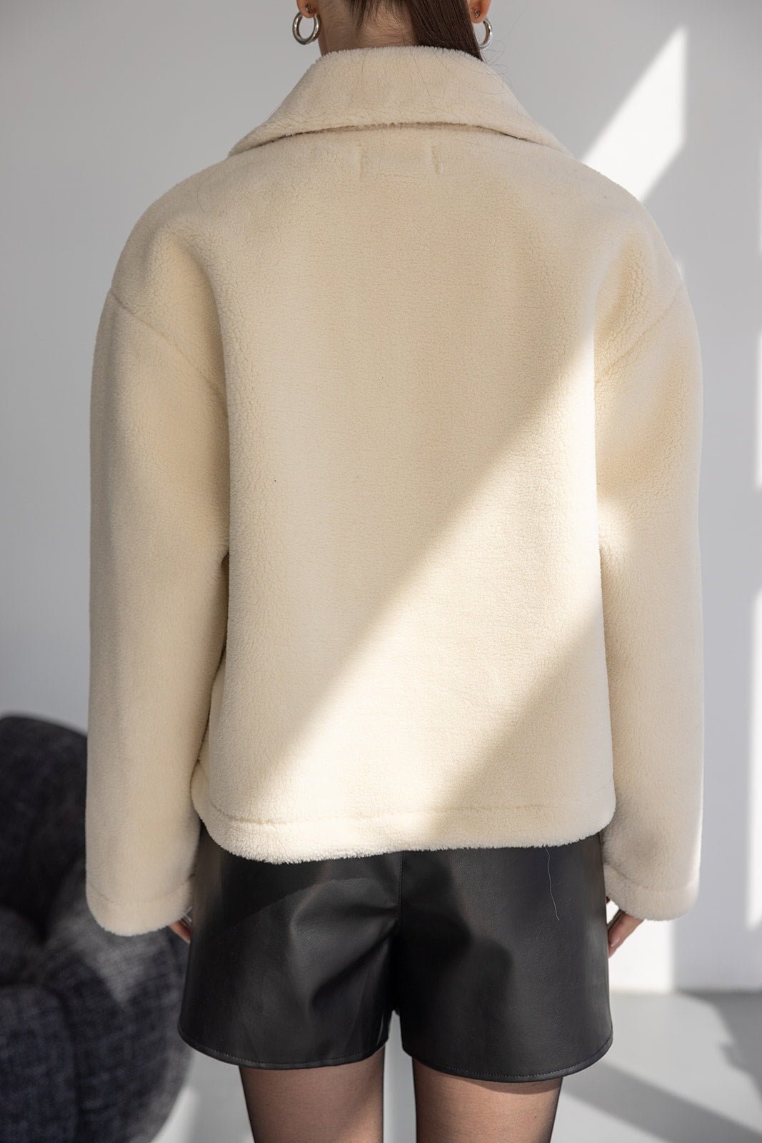 מעיל פרווה קצר בצבע שמנת לנשים, שילוב עם מכנסי עור שחורים, אופנת חורף צעירה