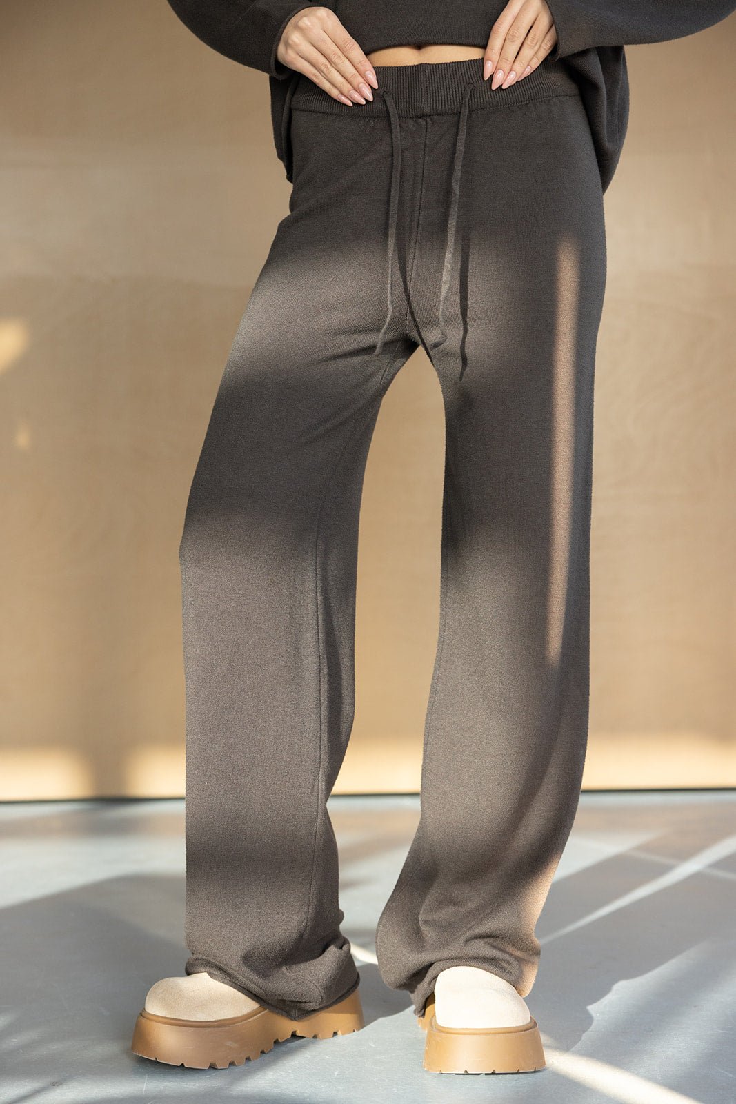 מכנסי טרנינג נשים רחבים בצבע חום כהה עם שרוך, אופנה נוחה ליום יום