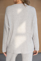 אישה עם חולצת סט פסים אפורה ובד סריג נעים, בגדי נשים אופנתיים לחורף