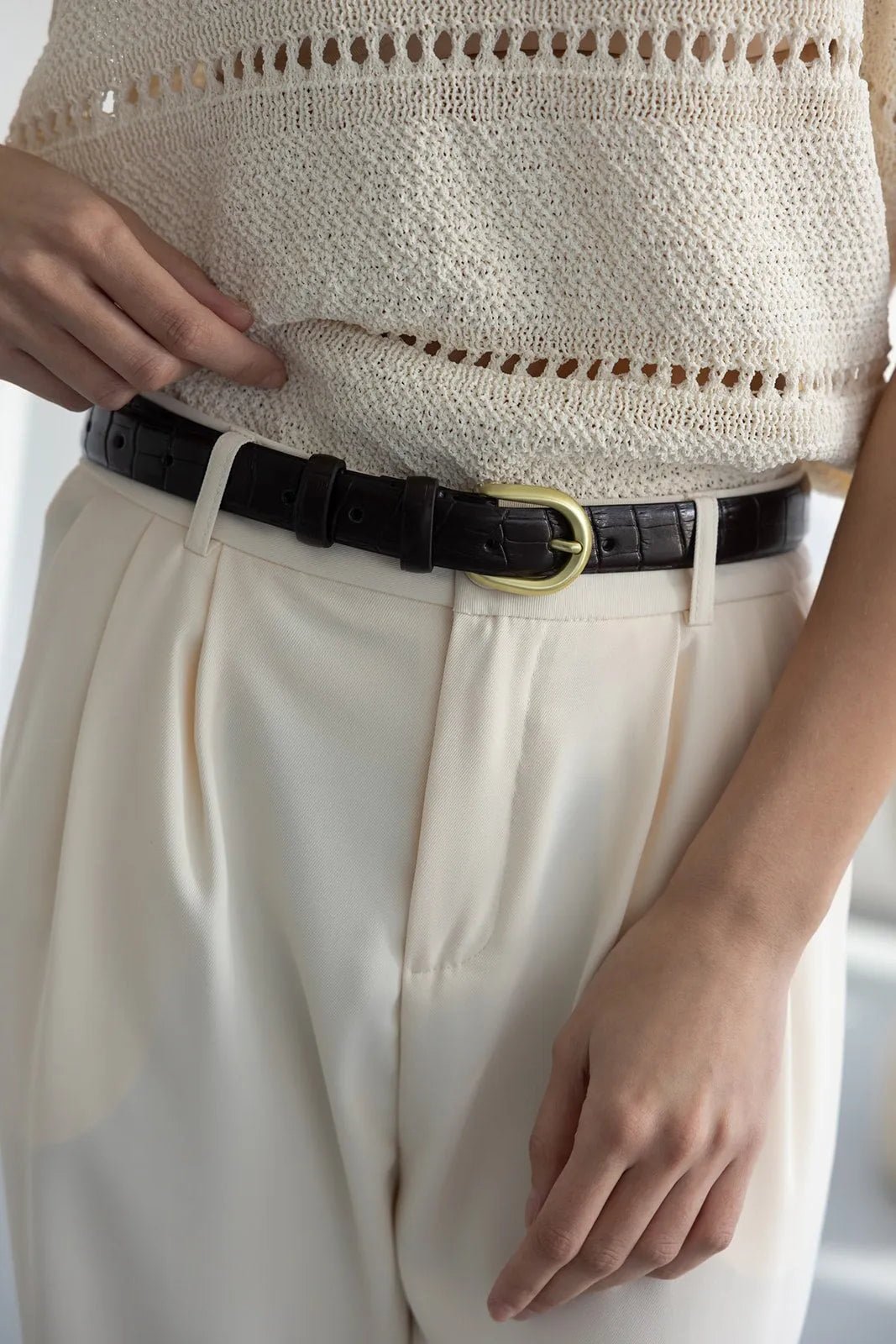 מכנסיים לבנים לנשים עם חגורת עור שחורה ואבזם זהב עליון סרוג אופנתי