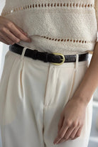 מכנסיים לבנים לנשים עם חגורת עור שחורה ואבזם זהב עליון סרוג אופנתי