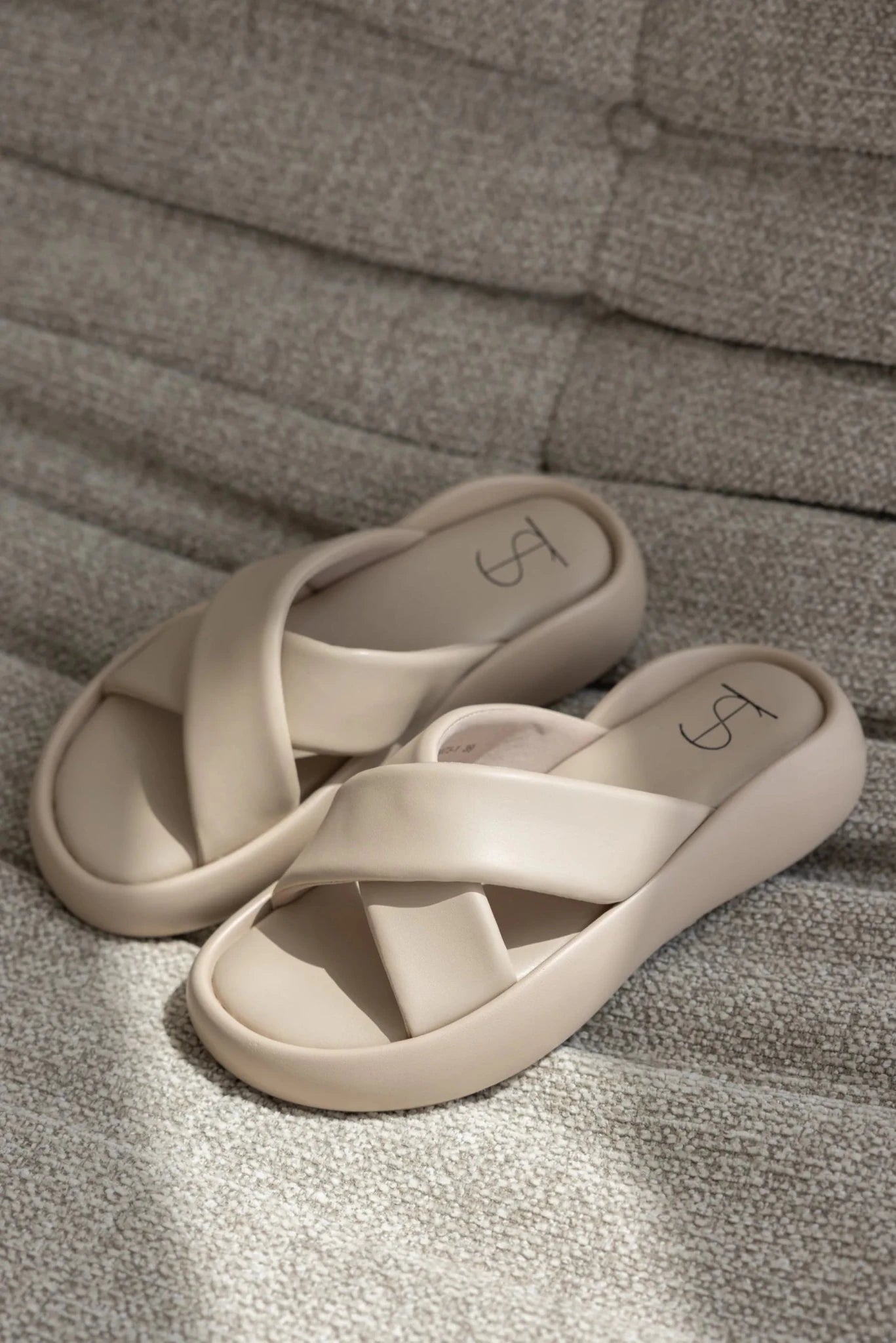 כפכפי נשים בצבע בז' עם רצועות עבות מוצלבות על ספה מבד, אופנה קיצית לנשים