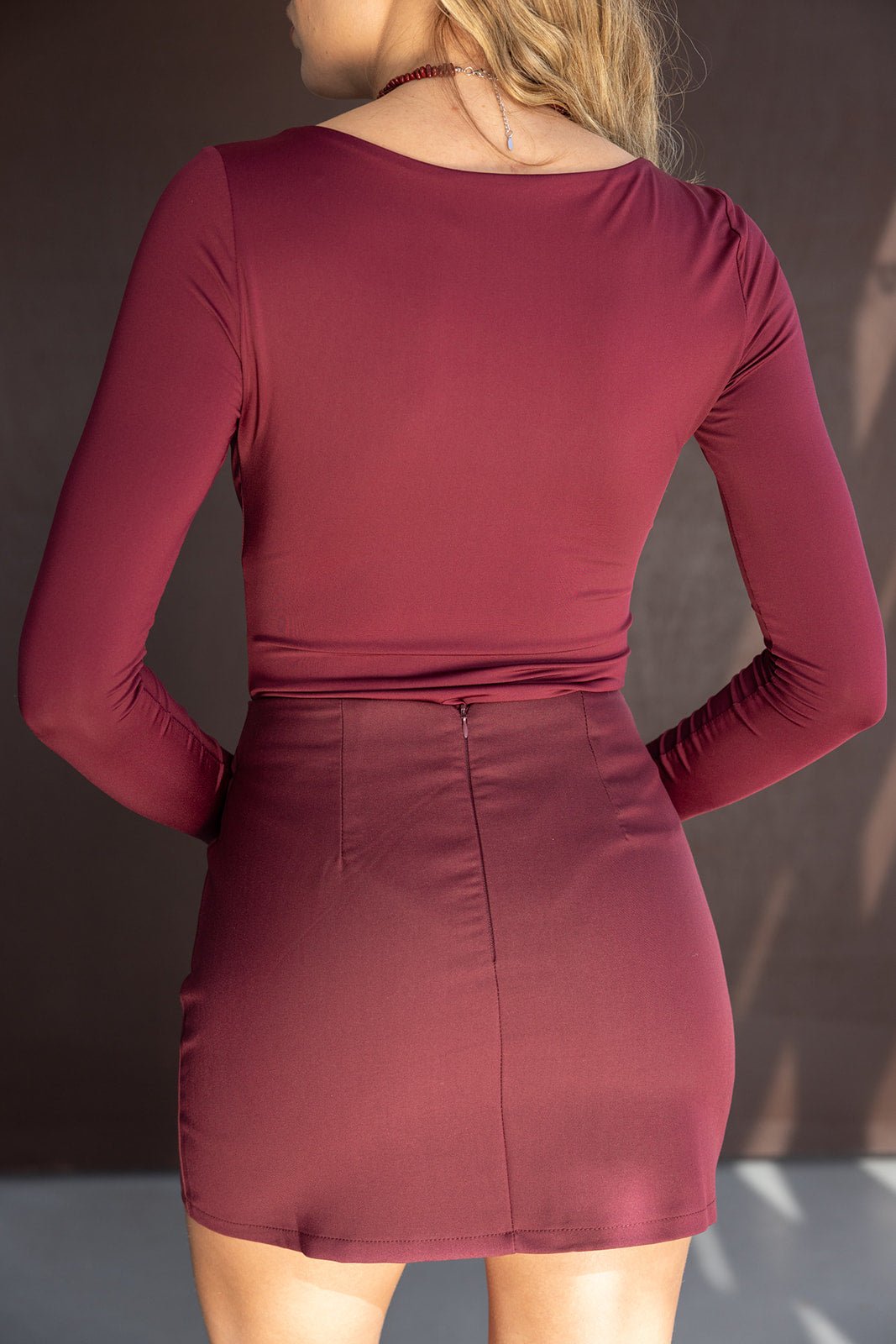 שמלת מיני בורדו עם שרוולים ארוכים בגזרה צמודה לנערות ונשים, צילום מאחור