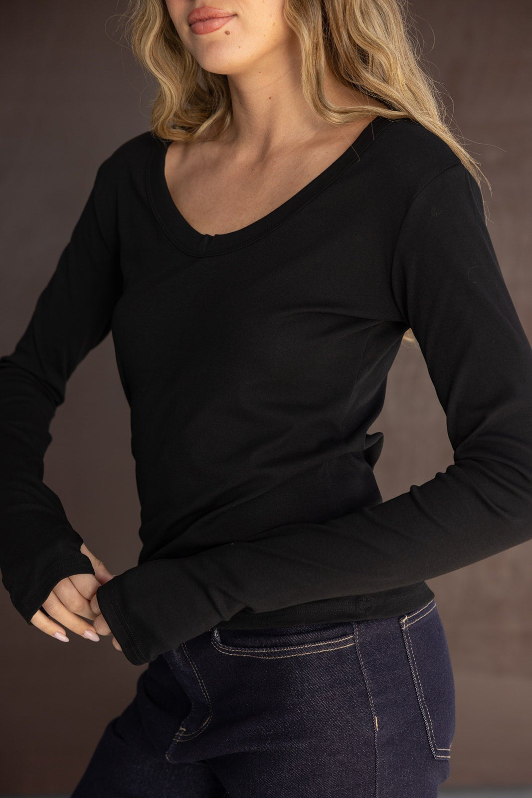 חולצת נשים שחורה עם שרוולים ארוכים ומכנסי ג'ינס, אופנת קז'ואל לנערות