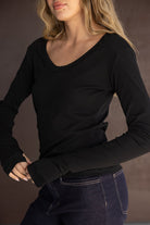 חולצת נשים שחורה עם שרוולים ארוכים ומכנסי ג'ינס, אופנת קז'ואל לנערות