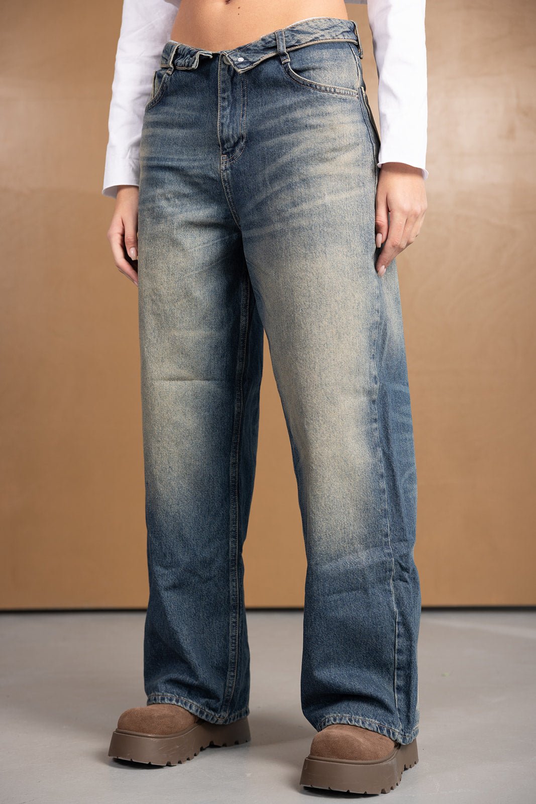 ג’ינס נשים בגזרה רחבה, עם שטיפות אופנתיות ומכפלת ישרה, סטייל קז'ואל צעיר