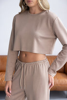 סט טרנינג נשים בצבע בז', חולצת קרופ ארוכה עם מכנסיים, אופנה לנשים ונערות