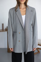 בלייזר משובץ אפור לנשים עם כפתורים זהובים, לוק אלגנטי מתאים לאופנה עדכנית