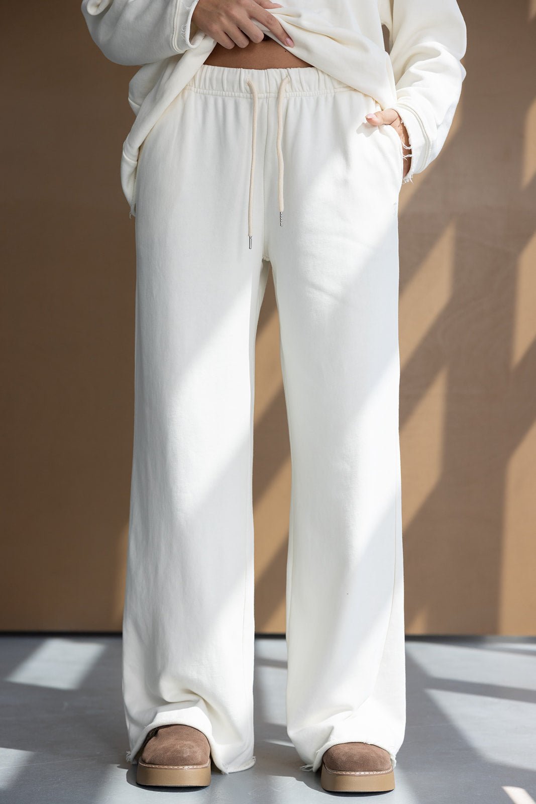 מכנסי טרנינג לבנים רחבים לנשים עם גומי במותן ושרוך, לוק נעים וביתי