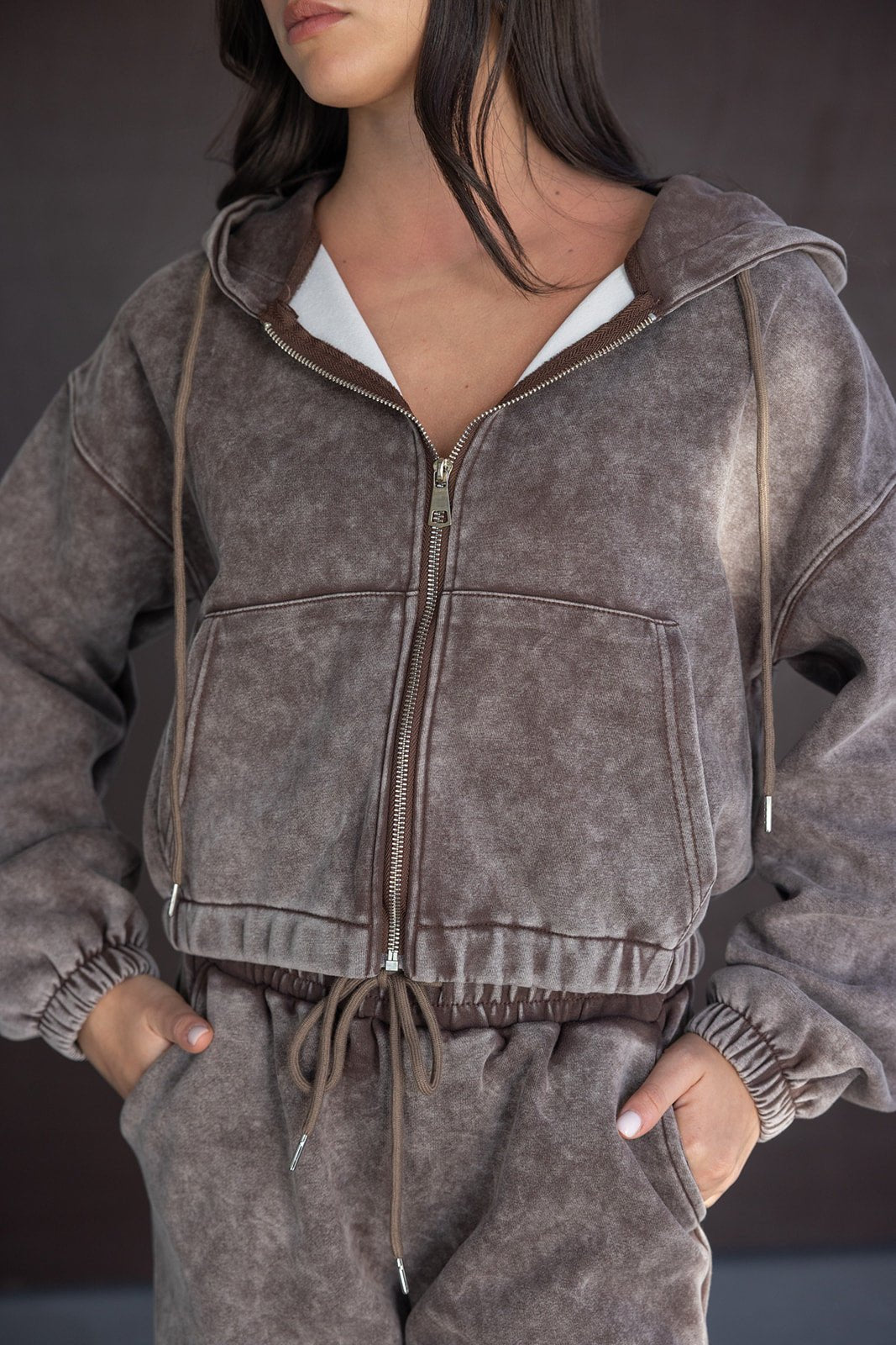 סט קפוצ'ון לנשים בצבע חום, בד כותנה נעים, גזרה רחבה עם רוכסן וכיסים, לוק ספורטיבי ואופנתי