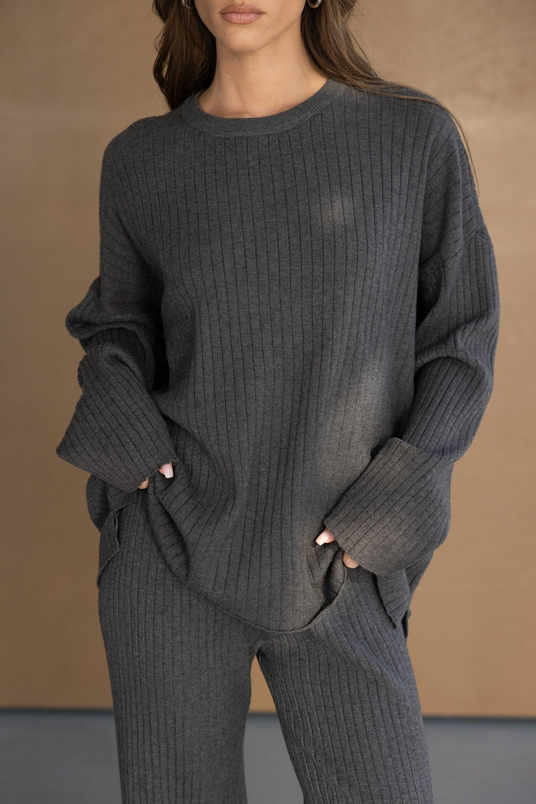 סט נשים סריג ריב בגוון אפור כהה, כולל טופ ארוך ומכנסיים תואמים, אופנת חורף קז'ואל