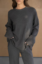 סט נשים סריג ריב בגוון אפור כהה, כולל טופ ארוך ומכנסיים תואמים, אופנת חורף קז'ואל