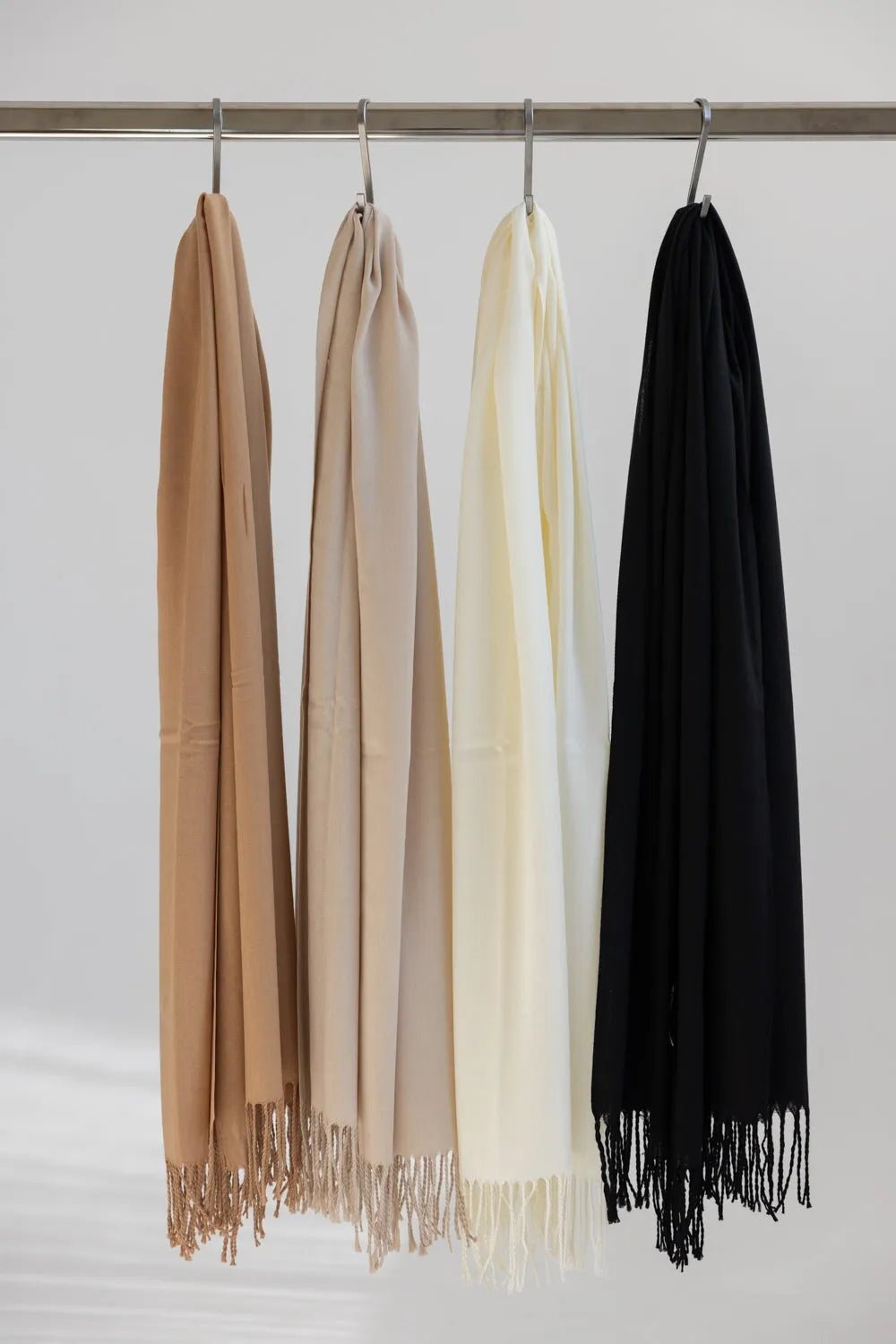 צעיפים לנשים בצבעי חום, בז', שמנת ושחור תלויים על מתלה, אופנה אלגנטית לחורף