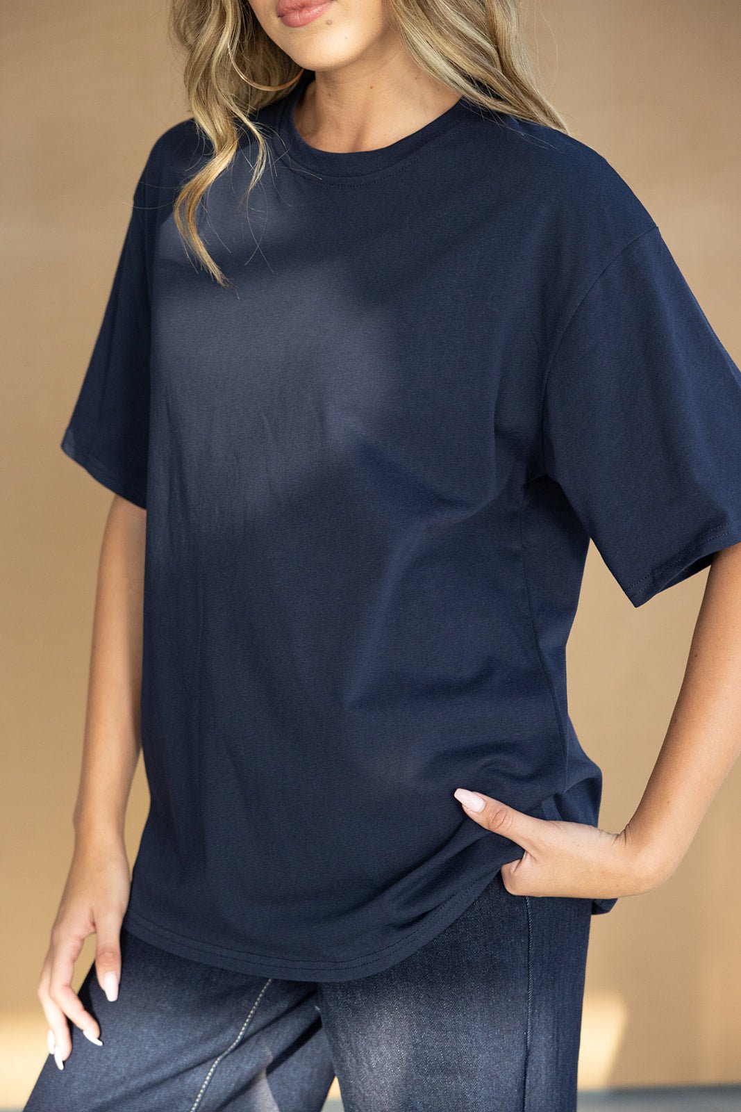 חולצת טי שירט נשים בצבע כחול כהה, מראה יומיומי עם ג'ינס, אופנת קז'ואל לנשים צעירות