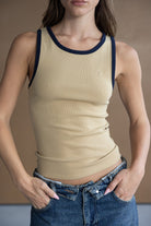 גופיית נשים צמודה בצבע בז' עם שוליים כהים, מכנסי ג'ינס, אופנת קיץ לנערות