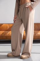 מכנסי טרנינג נשים בצבע בז', גזרה רחבה עם גומי ושרוך, אופנה לנשים צעירות