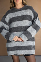 סוודר נשים מפוספס אפור כהה ואפור בהיר, מחמיא, בגזרת אוברסייז, אופנתי לחורף