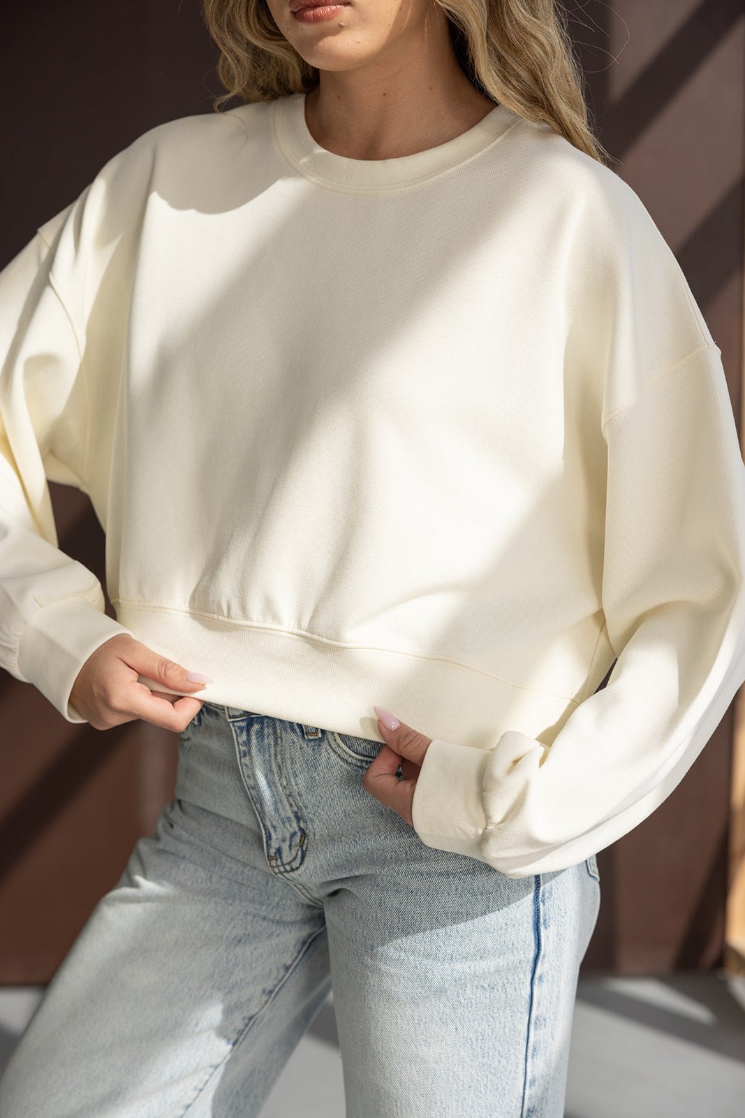 חולצת סווטשירט קרם לנשים עם שרוולים ארוכים בשילוב ג'ינס בהיר, אופנת נשים קז'ואל