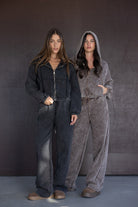 שתי נשים לובשות טרנינג נשים עם ריצ'רץ' בגוונים כהים, אופנה טרנדית לנערות וצעירות