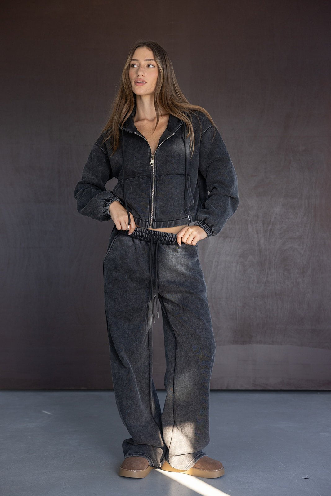 אישה עם סט טרנינג אופנתי לנשים בצבע אפור כהה, ריצ'רץ', רקע כהה