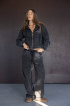 אישה עם סט טרנינג אופנתי לנשים בצבע אפור כהה, ריצ'רץ', רקע כהה