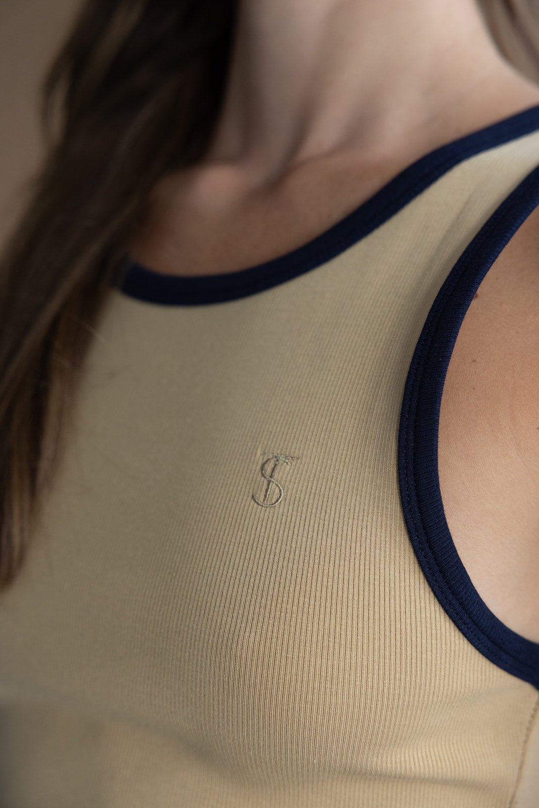 גופיית נשים צמודה בצבע בז׳ עם פסי תכלת כהה, ריבועי, אופנה צעירה