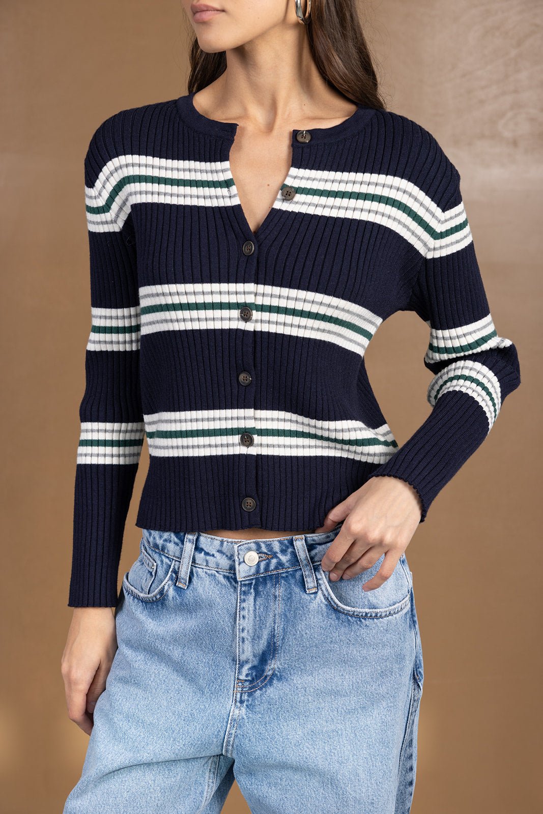 קרדיגן פסים כחול-לבן-ירוק לנשים, סריג כפתורים עם שרוולים ארוכים, בשילוב ג'ינס בהיר