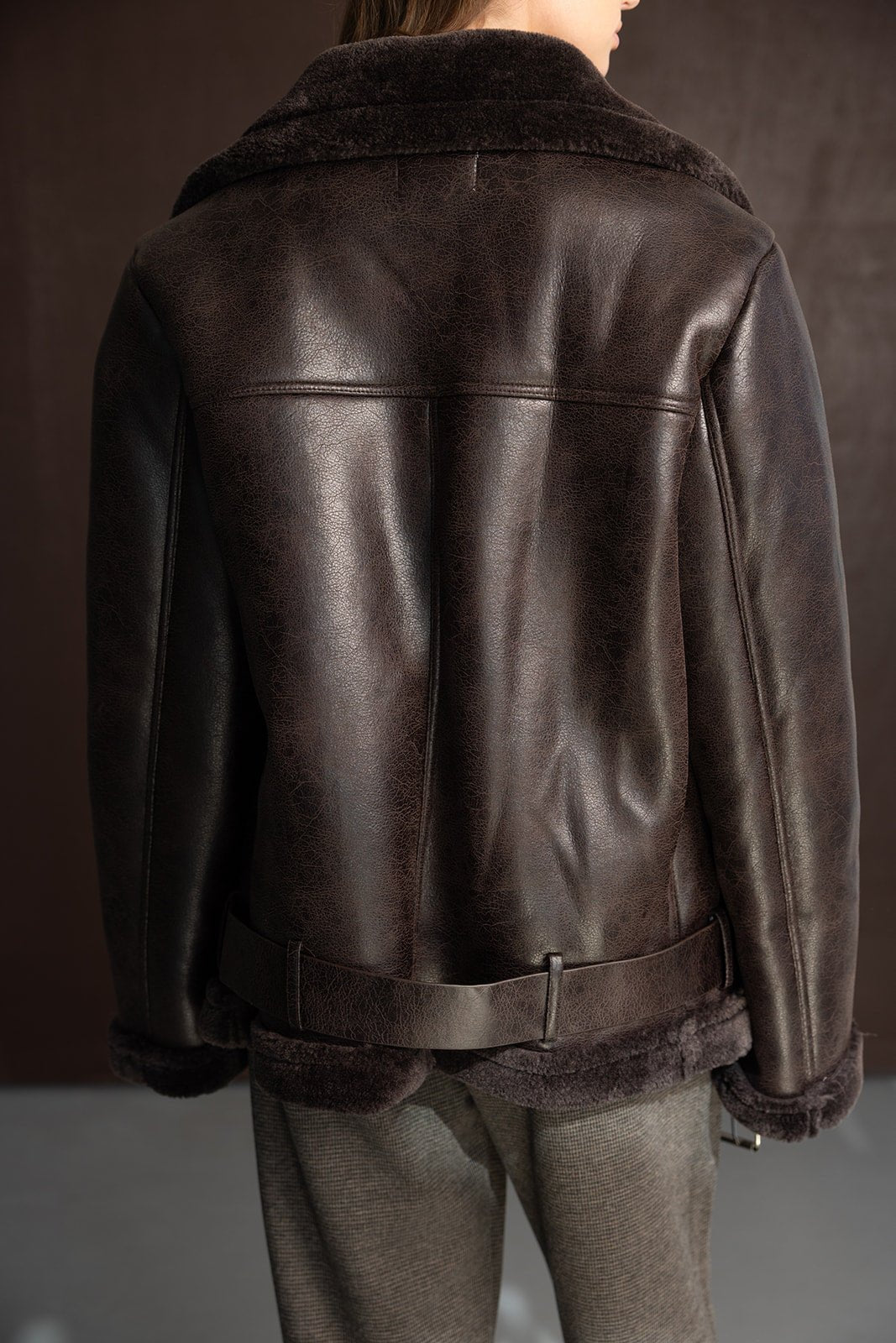 מעיל טייסים חורפי בגוון חום כהה עם פרווה, בגדי אופנה לנשים ונערות