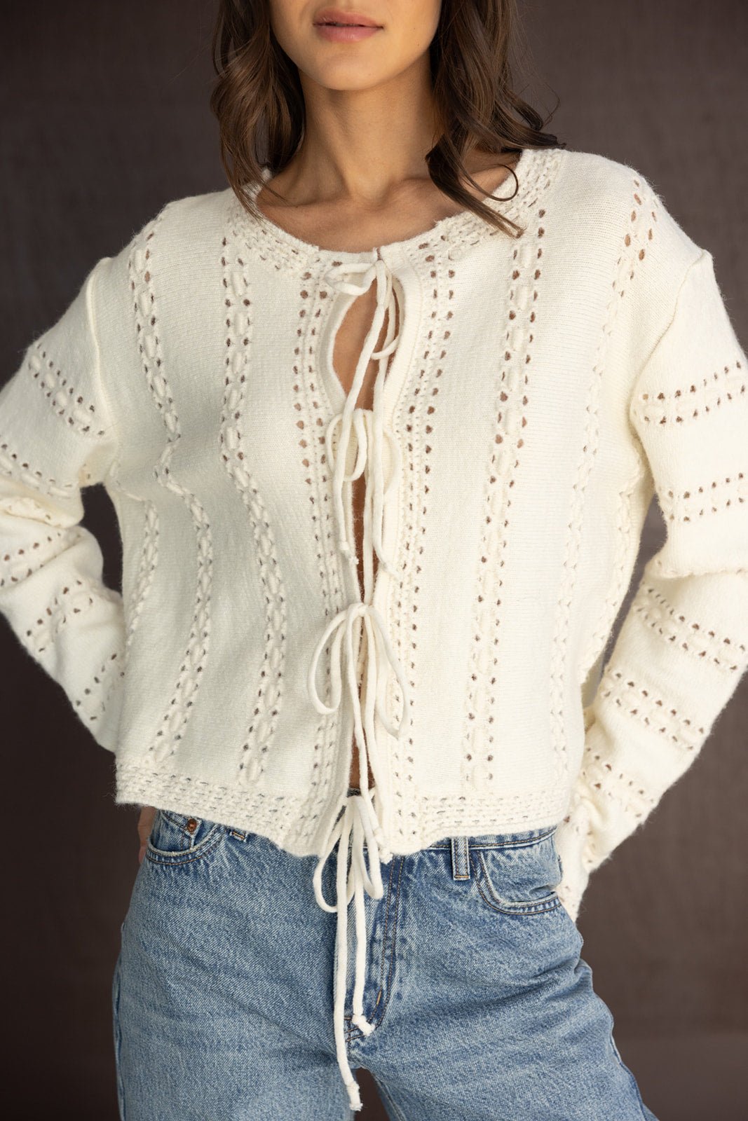 סוודר קרדיגן סרוג לבן עם שרוכים בחזית, משולב דוגמאות חורים, לנשים, אופנה צעירה וטרנדית