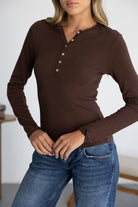 חולצת נשים ארוכה חום כהה עם כפתורים, אופנה לנשים, משולבת עם ג'ינס כחול