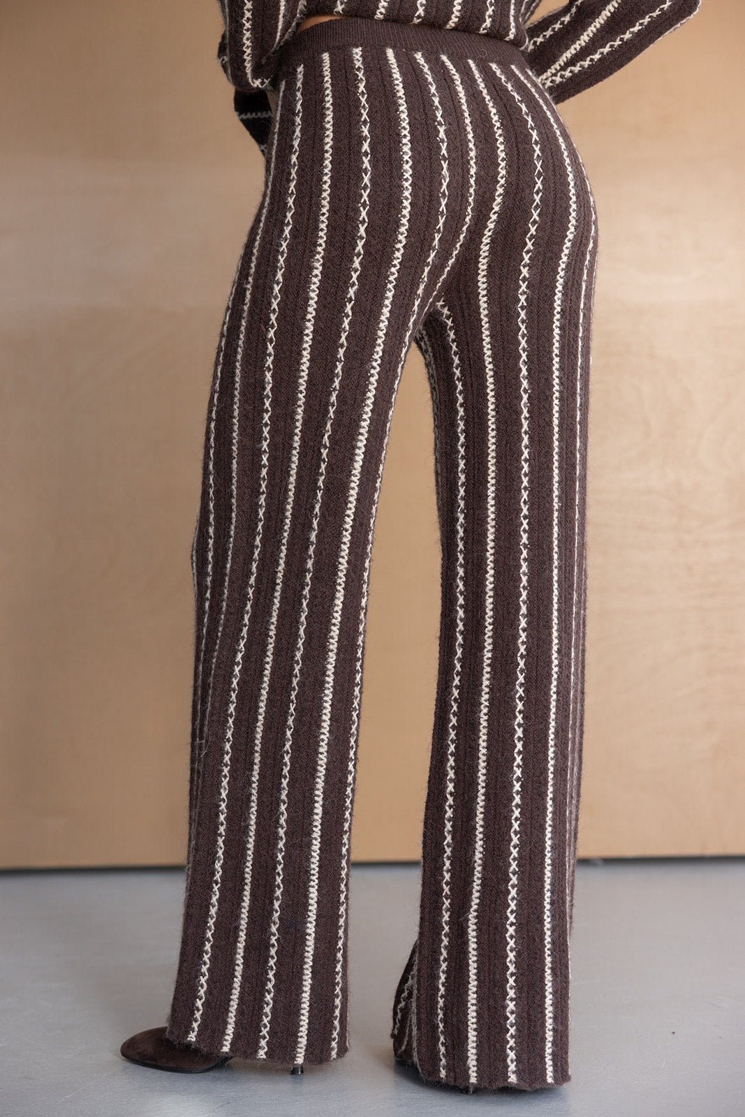 מכנסיים חומים לנשים עם פסים אנכיים לבנים, אופנה חורפית עדכנית