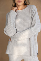 אישה לובשת סט חליפת טרנינג נשים אפור בהיר בד ריב, אופנת חורף טרנדי