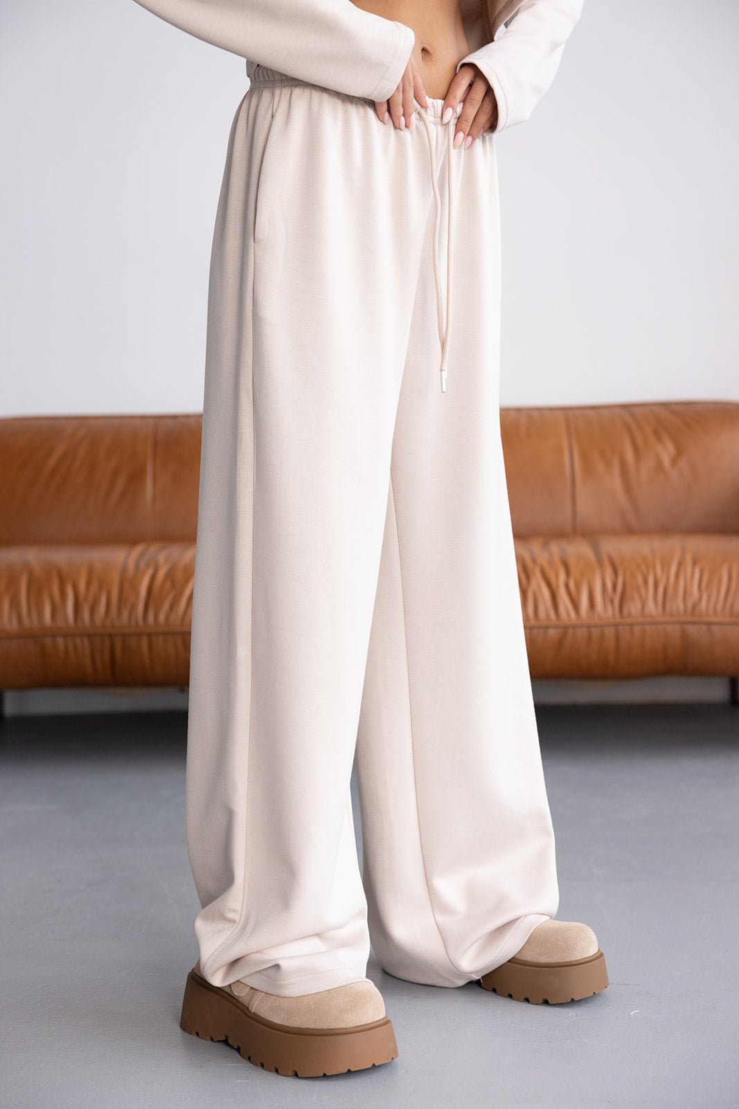 מכנסי טרנינג נשים בצבע קרם בגזרה רחבה עם שרוך, סטייל צעיר ואופנה עדכנית