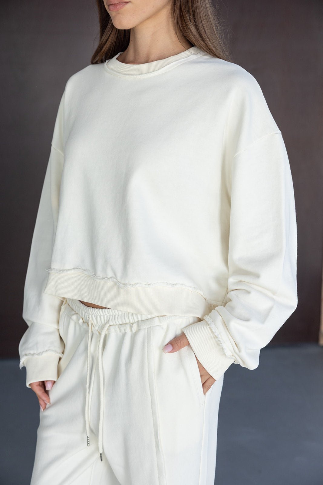 חליפת טרנינג נשים אופנתית בגזרה רחבה וצבע שמנת, חולצת סווטשירט ומכנסיים תואמים