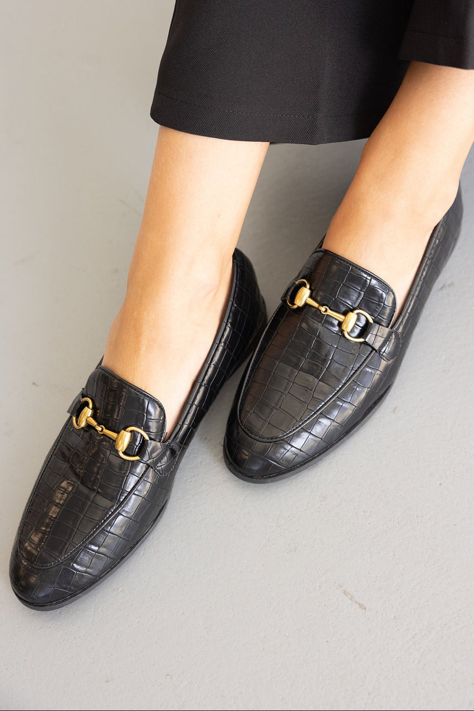 מוקסינים לנשים בדוגמת קרוקודיל בצבע שחור עם אבזם זהב, אופנה אלגנטית